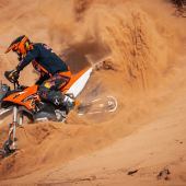 Inspiriert vom Pioniergeist der besten Rally-Fahrer der Welt, wird bei der KTM 890 ADVENTURE R RALLY 2024 das Beste aus der erfolgreichen Rally-Tradition und dem technischen Know-how von KTM zum bisher leistungsstärksten Adventure-Modell vereint. 