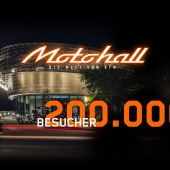 Ein Meilenstein für die KTM Motohall. Und dieser will gefeiert werden. Mit einem unvergesslichen und unbezahlbaren Geschenk.