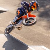  Die KTM SX-E 2 wurde für Kinder als Einstiegsmodell in die Motorradwelt konzipiert und bietet jungen Fahrern die ideale Plattform, um schon frühzeitig Fuß zu fassen – und Gas zu geben.