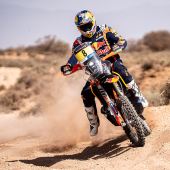 Toby Price von Red Bull KTM Factory Racing stürmte auf einer anspruchsvollen zweiten Etappe der 2023 Rallye du Maroc auf den zweiten Platz. 
