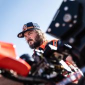 Die Fünf-Etappen-Rallye ist die letzte Runde der diesjährigen FIM World Rally-Raid Championship, in der Toby Price mit nur neun Punkten Rückstand auf den Führenden auf Platz zwei der Gesamtwertung liegt.