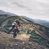 Die beeindruckende KTM 390 ADVENTURE, die den Maßstab für das Adventure-Segment unter 500 cm³ gesetzt hat, kommt 2024 mit einer Reihe von neuen Designs auf die Straße.