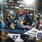 Billy Bolt von Husqvarna Factory Racing ist in Frankreich unschlagbar und hat bei der ersten Runde der FIM SuperEnduro-Weltmeisterschaft 2024 eine dominante Leistung abgeliefert.