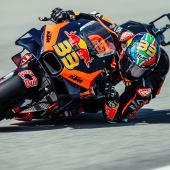 In einem schweißtreibenden achtzehnten Sprint der MotoGP-Saison 2023 fuhr Brad Binder auf seiner KTM RC16 auf Platz 5, nachdem er sich auf Platz 7 qualifiziert hatte. 