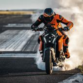 Mit 1.350 cm³, 190 PS bei 10.000 U/min sowie 145 Nm Drehmoment bei 8.000 U/min jagt die SUPER DUKE R ungezähmt und wild über den Asphalt.