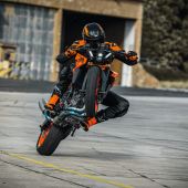 Mit der neuen KTM 990 DUKE schafft KTM einen Entwicklungssprung in dieser Klasse und unterstreicht damit seine Ansprüche auf das begehrte Segment der 1000er-Naked-Bikes.