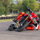 Das perfekte Fun-Bike: spaßig, unkompliziert und leicht wie eine Racing-Supermoto; attraktiv, raffiniert und leistungsstark wie jede Ducati