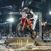 Manuel Lettenbichler von Red Bull KTM Factory Racing beendete die erste Runde der FIM SuperEnduro Weltmeisterschaft 2024 in Frankreich auf dem sechsten Gesamtrang.