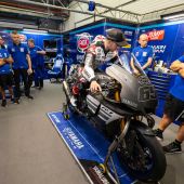 Nur 24 Stunden nach dem Ende der Saison 2023 betrat der sechsfache FIM Superbike-Weltmeister Jonathan Rea zum ersten Mal die Box von Pata Yamaha Prometeon WorldSBK, um seine Yamaha R1 WorldSBK mit der Startnummer 65 kennenzulernen. 