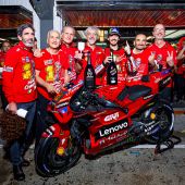 Zum ersten Mal in der MotoGP-Geschichte gewinnt Ducati mit Francesco Bagnaia den zweiten Fahrer-Weltmeistertitel in Folge. 