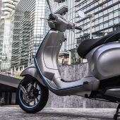 Mit der Einführung der Elektrotechnik bestätigt die Vespa ihren Status als zeitlose Ikone und Symbol der Moderne und der Zukunft.