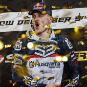 Nach seinem dominanten Sieg in der ersten Runde in Frankreich hat Husqvarna Factory Racing-Star Billy Bolt eine weitere herausragende SuperEnduro-Leistung gezeigt. 