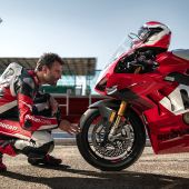 Die Ducati Bekleidungskollektion 2024 umfasst Produkte für jeden Bedarf: Racing, Sport, Touring, Urban und Sportswear.