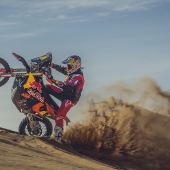 Kevin Benavides und Toby Price von Red Bull KTM Factory Racing konzentrieren sich voll und ganz auf den bevorstehenden Start der Rallye Dakar 2024, die am 5. Januar in Saudi-Arabien beginnt.