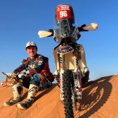 Trotz eines verheerenden Navigationsfehler startet Tobias Ebster solide in die Dakar 2024.