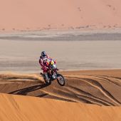 Nachdem er auf der gestrigen ersten Etappe der neuen Dakar-Chrono-Etappe die härteste Arbeit hinter sich gebracht hatte, absolvierte Daniel Sanders von Red Bull GASGAS Factory Racing heute die letzten 112 Kilometer und erzielte die viertschnellste Gesamtzeit.