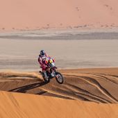 Nachdem er auf der gestrigen ersten Etappe der neuen Dakar-Chrono-Etappe die härteste Arbeit hinter sich gebracht hatte, absolvierte Daniel Sanders von Red Bull GASGAS Factory Racing heute die letzten 112 Kilometer und erzielte die viertschnellste Gesamtzeit.