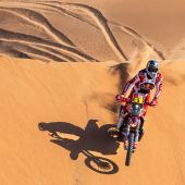 Daniel Sanders von Red Bull GASGAS Factory Racing hat die erste Etappe der brandneuen Chrono-Etappe der Rallye Dakar erfolgreich hinter sich gebracht.