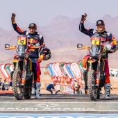 Kevin Benavides und Toby Price von Red Bull KTM Factory Racing haben beide einen starken Start in ihre Saison 2024 bei der Rallye Dakar hingelegt.