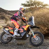 Kevin Benavides von Red Bull KTM Factory Racing hat auf einer harten und physisch anspruchsvollen siebten Etappe der Rallye Dakar 2024 den dritten Platz belegt.