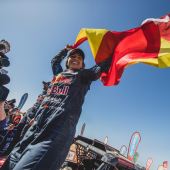 Sie ist damit seit Jutta Kleinschmidt im Jahr 2001 wieder die erste Frau, die einen Dakar-Titel erzielt.