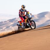 Die Red Bull KTM Factory Racing-Piloten Toby Price und Kevin Benavides haben die erste Etappe der 48-Stunden-Chrono-Etappe bei der Rallye Dakar 2024 erfolgreich beendet. 