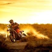 Kevin Benavides und Toby Price von Red Bull KTM Factory Racing haben die harte 10. Etappe der Rallye Dakar 2024 auf den Plätzen acht und zehn beendet.