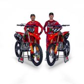 Die Desmo450 MX, so der Name des neuen Modells, wurde auf der Bühne des PalaCampiglio in der Rennversion vorgestellt, mit der Ducati in diesem Jahr in der italienischen Motocross Pro - Prestige MX1 Meisterschaft antreten wird. 