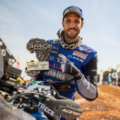 Pol Tarres mit Yamaha Tenere am Podium beim Afrika Eco-Race 2024