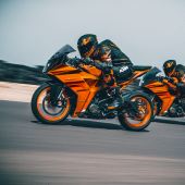 KTM verpasst der RC-Supersport-Baureihe 2024 neue Farben und Grafiken, die von früheren Prototypen und aktuellen KTM Factory Racing-Farbkombinationen inspiriert sind.