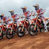 Mit einem erfolgreichen Team geht Red Bull KTM Factory Racing in die neue Saison 2024.