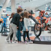 Ferien. Endlich. Wer die freie Zeit mit maximal Action und Erlebnis verbringen möchte, ist in der KTM Motohall genau richtig.