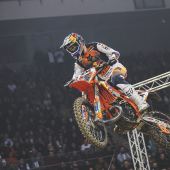 Manuel Lettenbichler von Red Bull KTM Factory Racing zeigte in Sofia, Bulgarien, eine unglaubliche Leistung und belegte bei der vorletzten Runde der FIM SuperEnduro Weltmeisterschaft 2024 den zweiten Platz.