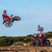 Während die Saison 2024 der FIM Motocross-Weltmeisterschaft in Sichtweite rückt, bereitet sich das Red Bull GASGAS Factory Racing Team auf das vor, was eine fantastische Saison zu werden verspricht.Während die Saison 2024 der FIM Motocross-Weltmeisterschaft in Sichtweite rückt, bereitet sich das Red Bull GASGAS Factory Racing Team auf das vor, was eine fantastische Saison zu werden verspricht.