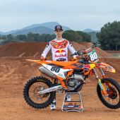 Um den Titel von Andrea Adamo in der MX2-Weltmeisterschaft 2023 gebührend zu feiern, präsentiert KTM die KTM 250 SX-F ADAMO EDITION. 