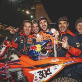 Manuel Lettenbichler von Red Bull KTM Factory Racing hat sich den dritten Platz in der Gesamtwertung der FIM SuperEnduro Weltmeisterschaft 2024 gesichert. 