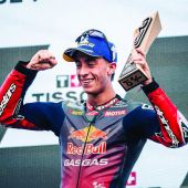 Pedro Acosta beendet die 25-Runden-Verfolgungsjagd mit drei sensationellen Überholmanövern, seinem ersten Podiumsplatz in seinem erst zweiten MotoGP-Rennen und der ersten Grand Prix-Trophäe für GASGAS!