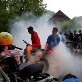 Mehr als legendär ist Tom und sein schwarzer Graben sowieso. Und der 4. Mai 2024 für jede Bikerin, Biker oder einfach Partyfan ein Pflichttermin!