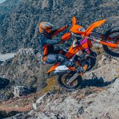 KTM MOTORSPORTFÖRDERUNG 2024 mit Unterstützung für aktive Sportfahrer in der Saison 2024 in Form von Ersatzteilgutscheinen und Neumotorradrabatten im Gesamtwert von rund 30.000,- €.