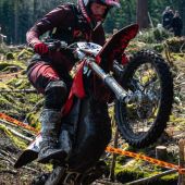 Starks neuer Werksfahrer Eddie Karlsson hat den ersten Sieg bei einem Extrem-Enduro-Rennen für sich und die VARG errungen.