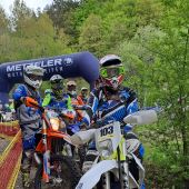 Am 6. April geben viele Enduro Fahrer am Offroad Bike Track Gas.