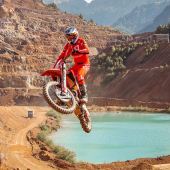 GASGAS bietet eine breite Palette von Performance- Offroad-Bikes, die den Puls beschleunigen und zum Fahren einladen! Mit Michael Walkner steht 2024 ein absoluter Spitzenfahrer am Start des Red Bull Erzbergrodeo! 