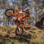 Die "FIM International 6DAYS Enduro" kehrt zum fünften Mal ins Enduro-begeisterte Spanien zurück, und die KTM EXC SIX DAYS-Baureihe 2025 steht in den Startlöchern.