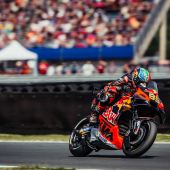 Red Bull KTM Factory Racing beendete seinen Einsatz auf dem TT Circuit Assen in den Niederlanden mit einer Platzierung unter den ersten sechs, dank Brad Binders konzertiertem Kampf um maximale Punkte.