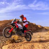 Die neue Bekleidungslinie umfasst eine atmungsaktive und schützende Touren-Enduro-Kombi für die Ducatisti, die eine DesertX Rally oder Multistrada pilotieren.