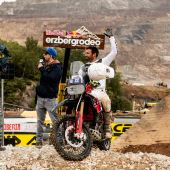 Die DesertX Rally gewinnt beim Prolog der Traditionsveranstaltung erneut die Wertung der Zweizylinder-Maschinen und stellt mit Antoine Meo den 16. Gesamtrang unter mehr als 1.300 Teilnehmern sicher