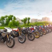 Beim Wheels and Waves Festival in Biarritz, zeigt Honda 16 Custom Bikes aus 9 europäischen Ländern – die kunstvollen Custom Versionen der CL500 stecken voller Fantasie, Kreativität und frischen Denkansätzen. 