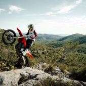 Das Publikum in Karlskoga, Schweden, war Zeuge eines aufregenden Showdowns beim Battle of City SuperEnduro, bei dem sich Eddie Karlsson auf seiner Stark VARG gegen die starke Konkurrenz durchsetzen konnte.