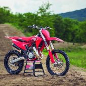 GASGAS stellt einmal mehr sein Können unter Beweis, wenn es darum geht, leistungsstarke 2-Takt-Dirtbikes zu bauen.