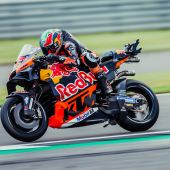 Red Bull KTM Factory Racing eröffnete die MotoGP-Weltmeisterschaft in Silverstone in rasantem Stil mit Brad Binder, der im Sprint des britischen Grand Prix am Samstag auf Platz 4 fuhr.